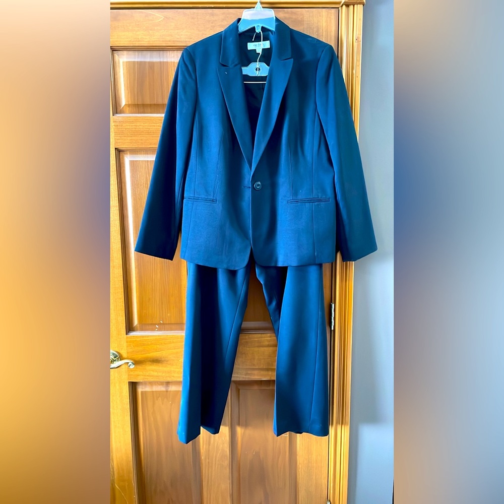 Kasper 2-piece Like-New Navy Pantsuit